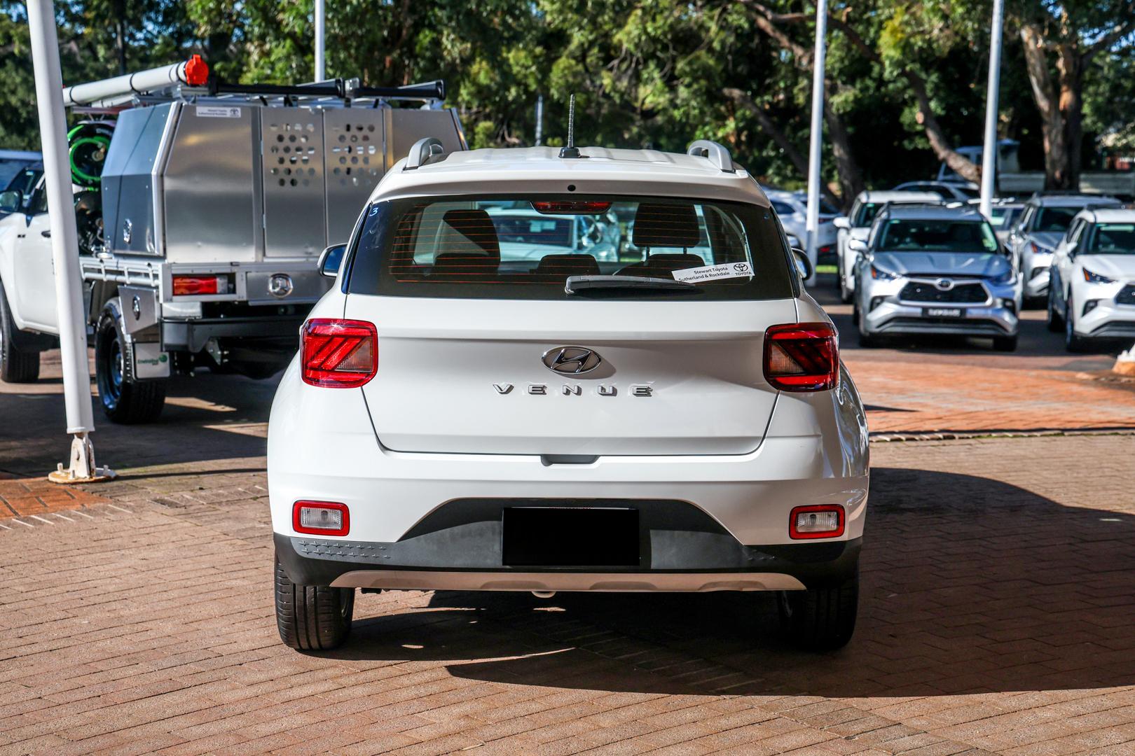 2025 Hyundai Venue Base in Polar White