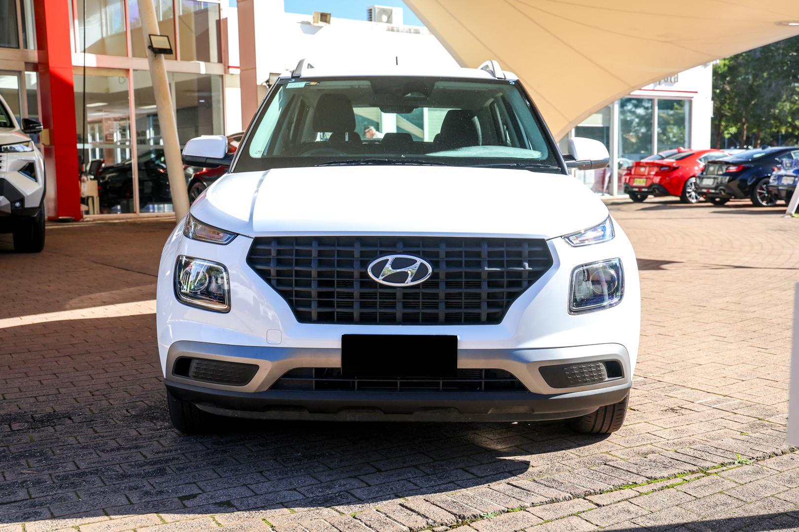 2025 Hyundai Venue Base in Polar White