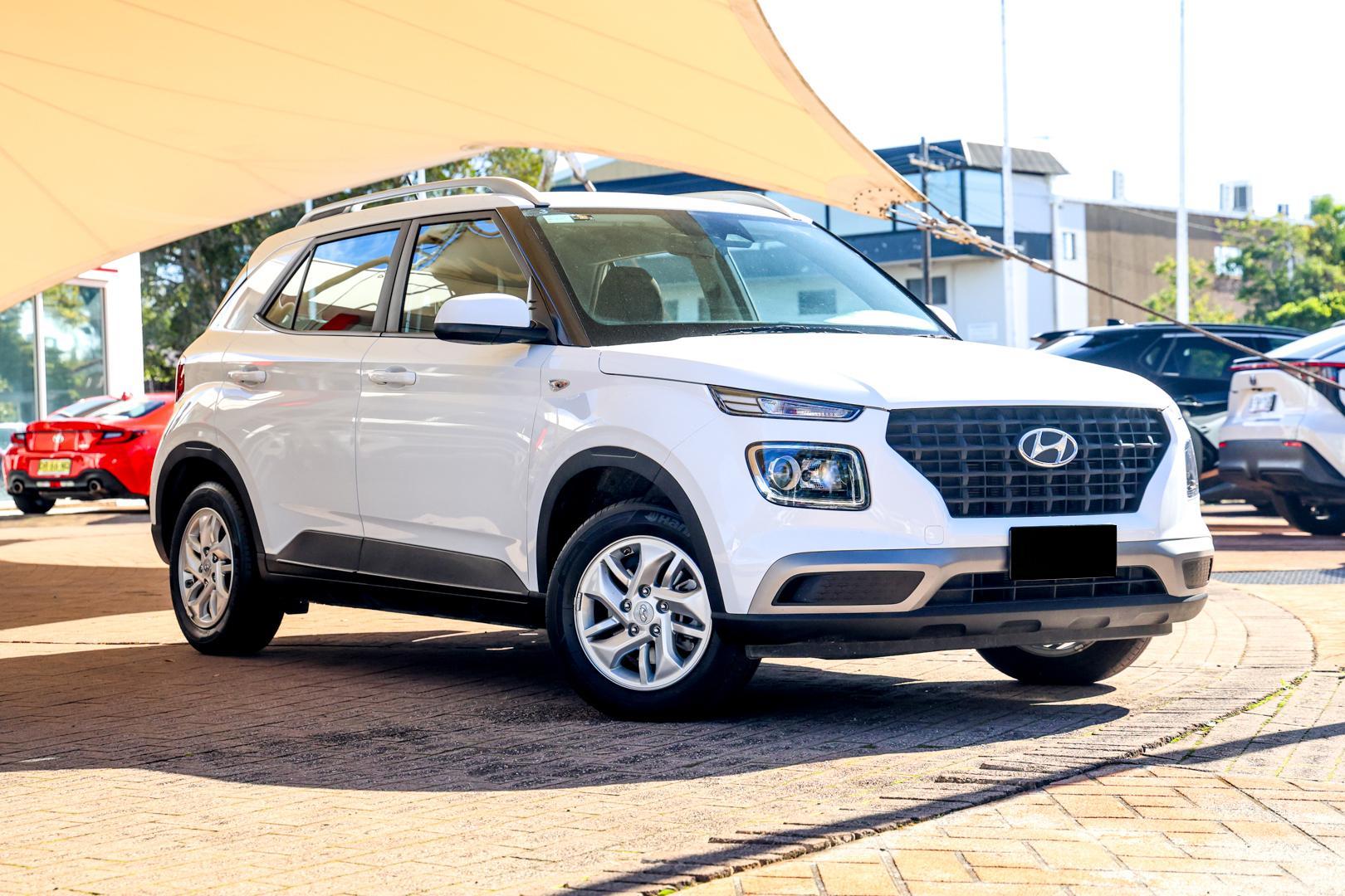2025 Hyundai Venue Base in Polar White