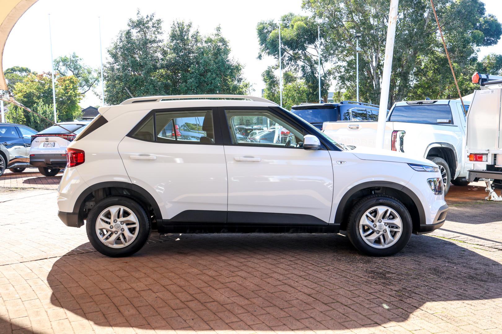 2025 Hyundai Venue Base in Polar White