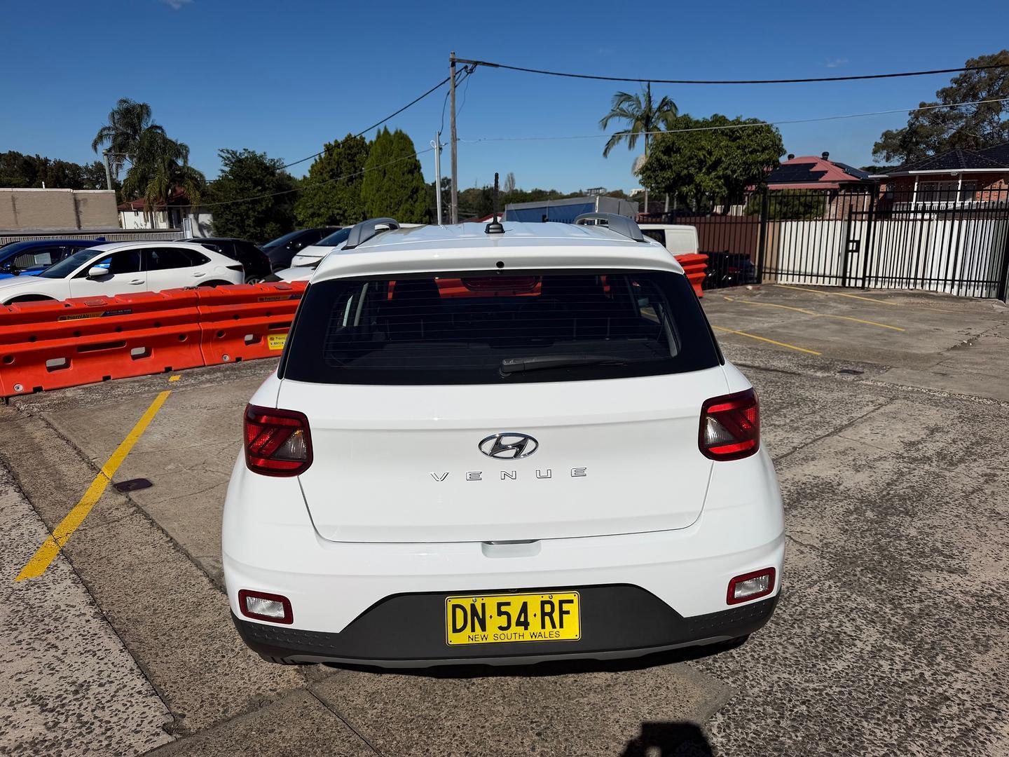 2025 Hyundai Venue Base in Atlas White