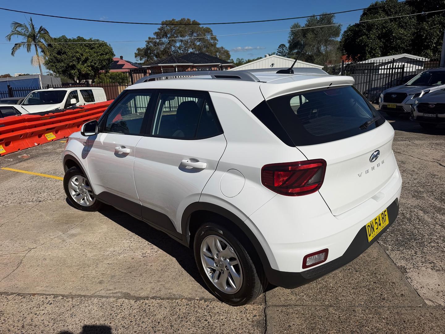 2025 Hyundai Venue Base in Atlas White