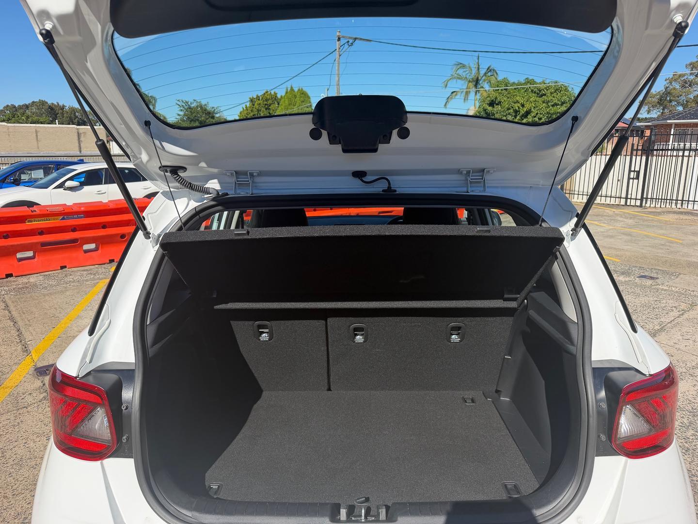 2025 Hyundai Venue Base in Atlas White