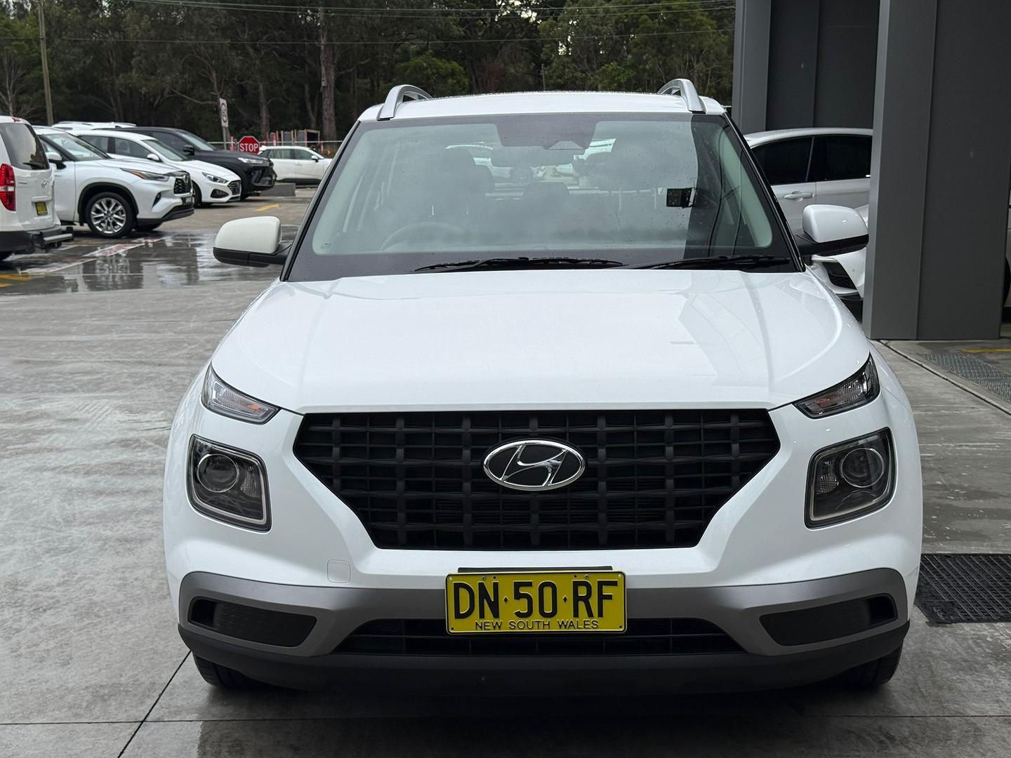 2025 Hyundai Venue Base in Atlas White