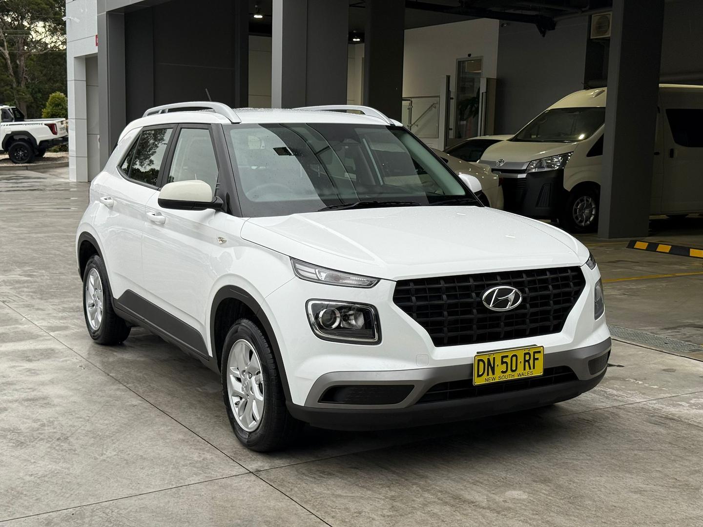 2025 Hyundai Venue Base in Atlas White