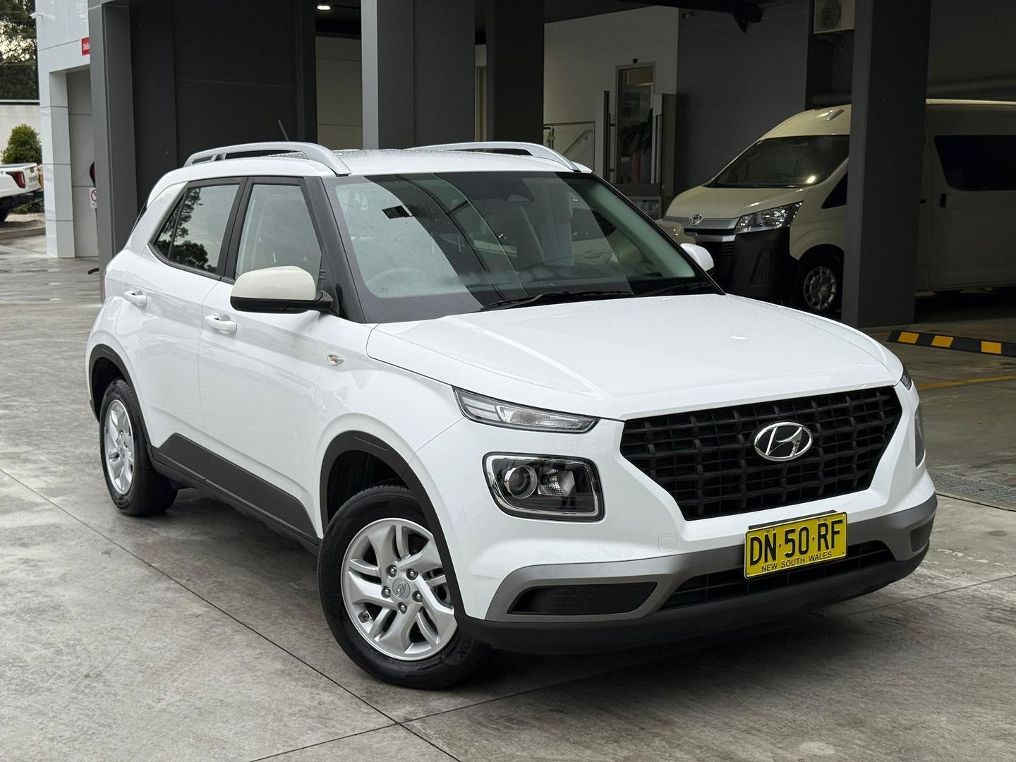 2025 Hyundai Venue Base in Atlas White