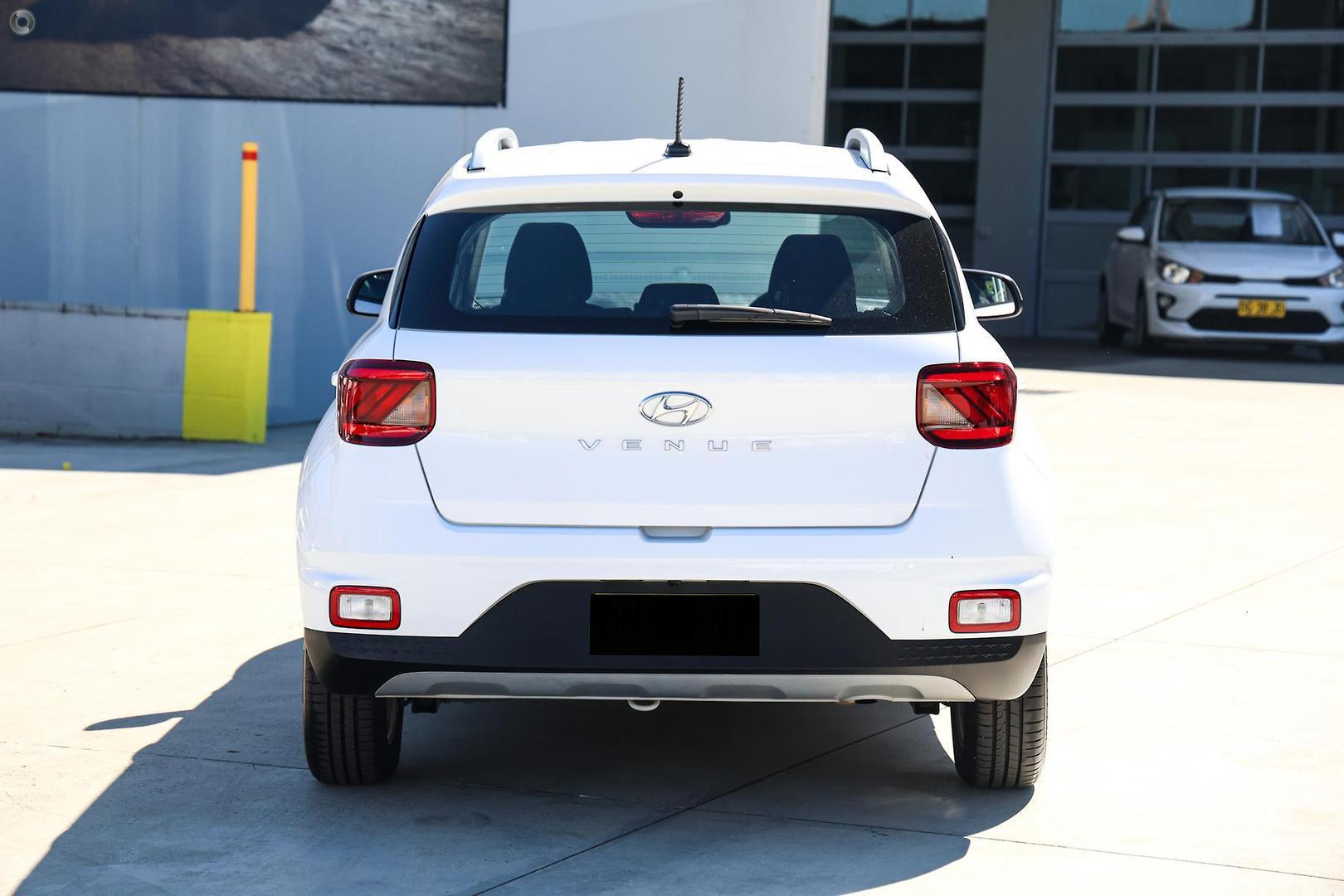 2025 Hyundai Venue Base in Atlas White