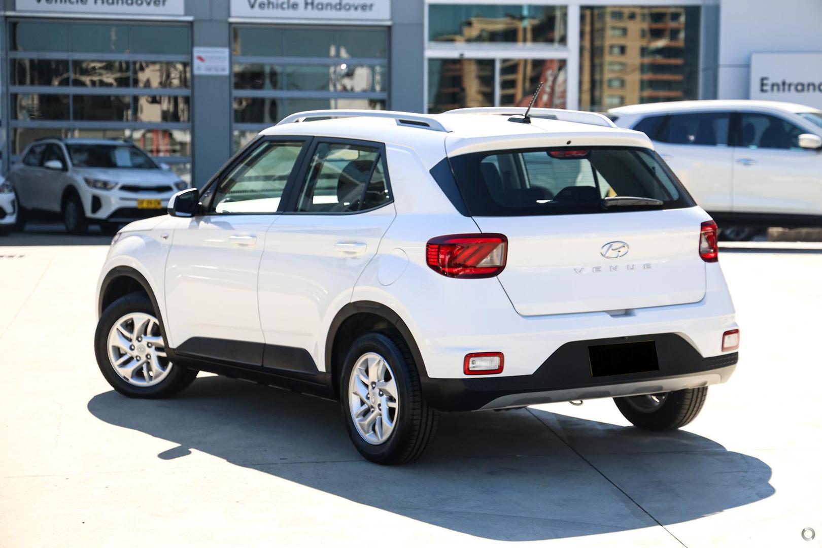 2025 Hyundai Venue Base in Atlas White