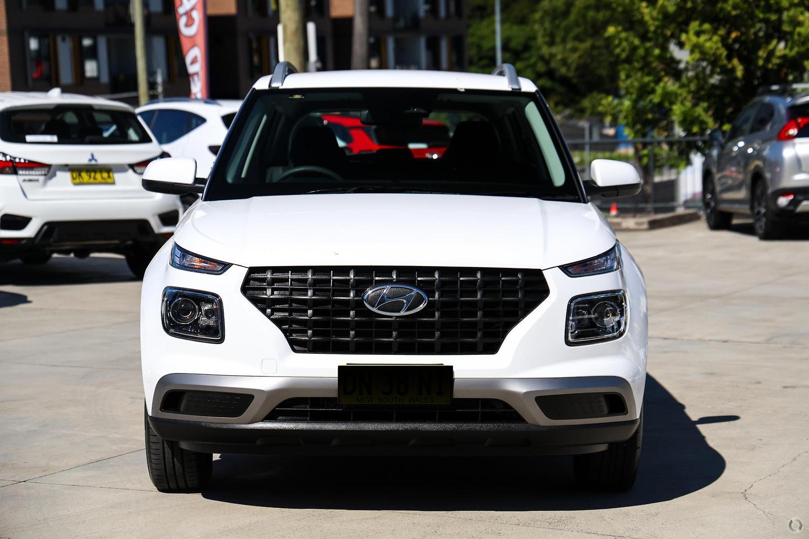 2025 Hyundai Venue Base in Atlas White