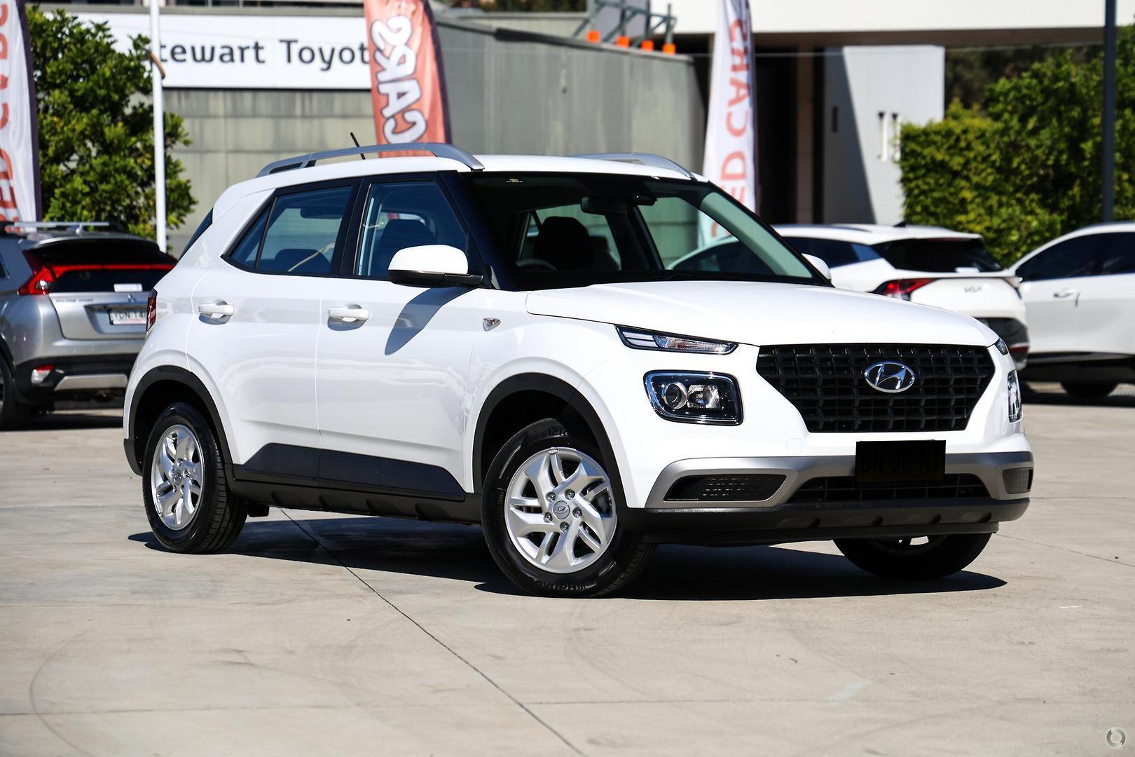 2025 Hyundai Venue Base in Atlas White