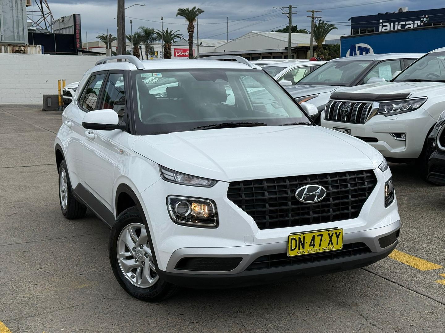 2025 Hyundai Venue Base in Atlas White