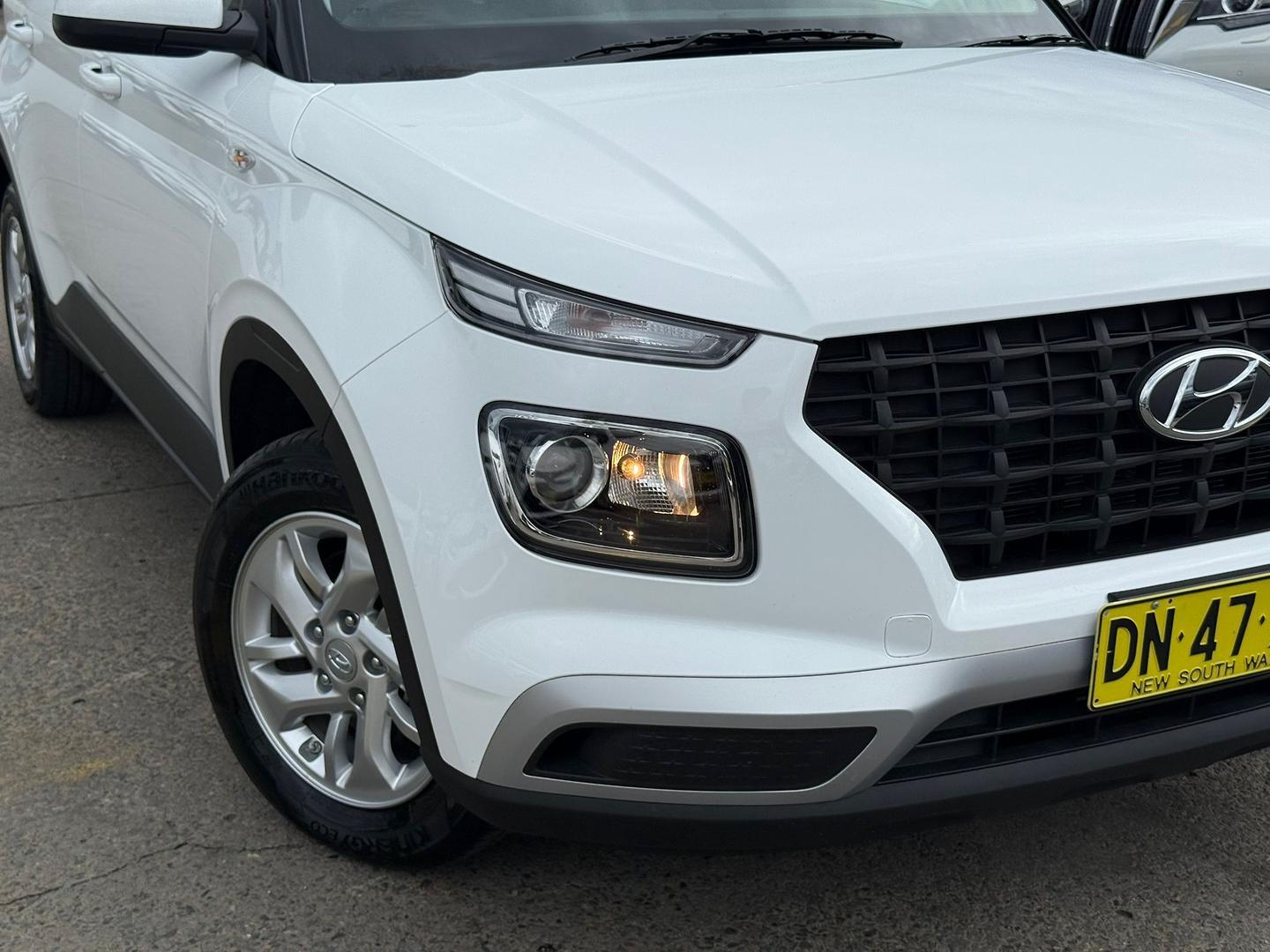 2025 Hyundai Venue Base in Atlas White