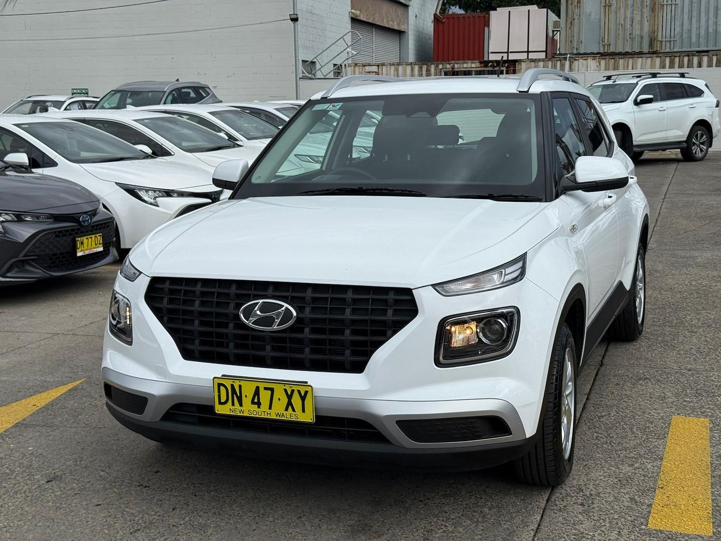 2025 Hyundai Venue Base in Atlas White