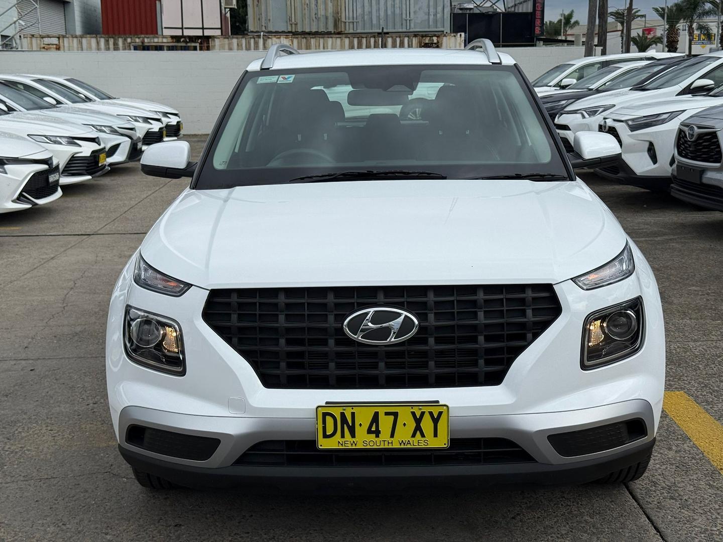 2025 Hyundai Venue Base in Atlas White
