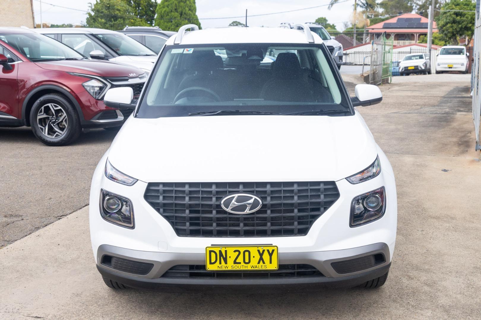 2025 Hyundai Venue Base in Atlas White