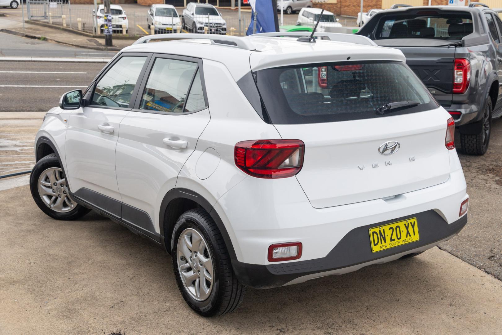 2025 Hyundai Venue Base in Atlas White