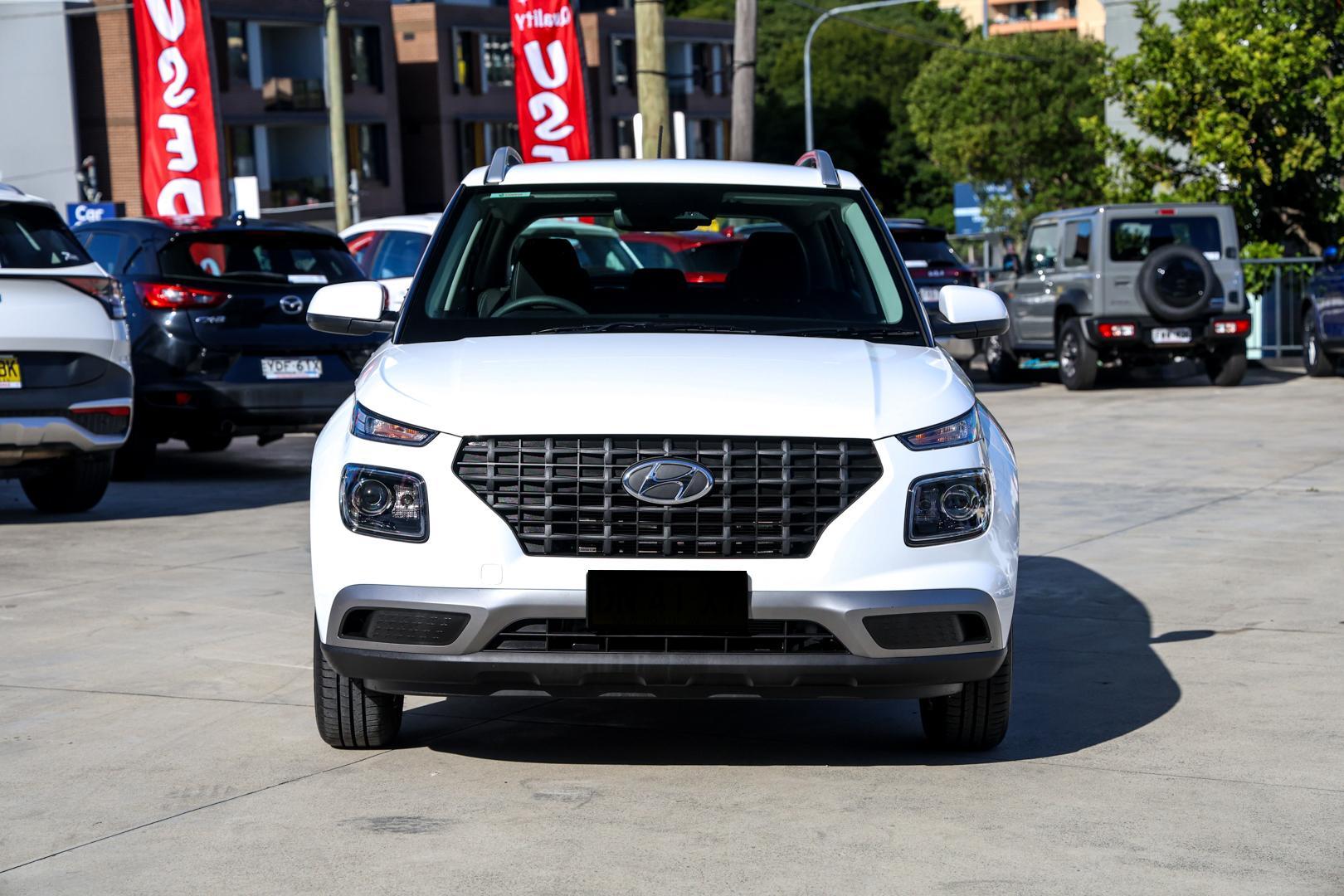 2025 Hyundai Venue Base in Polar White