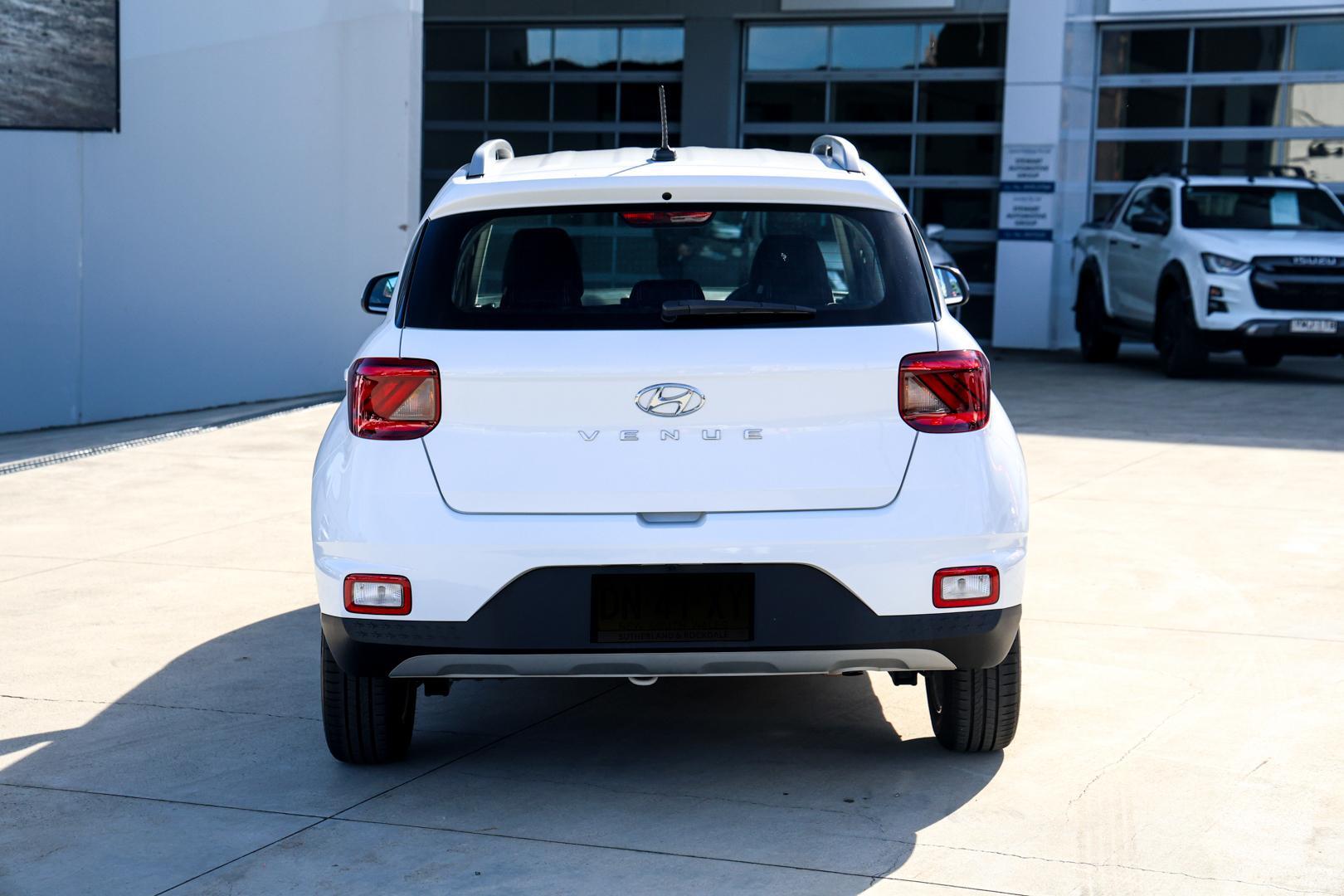 2025 Hyundai Venue Base in Polar White