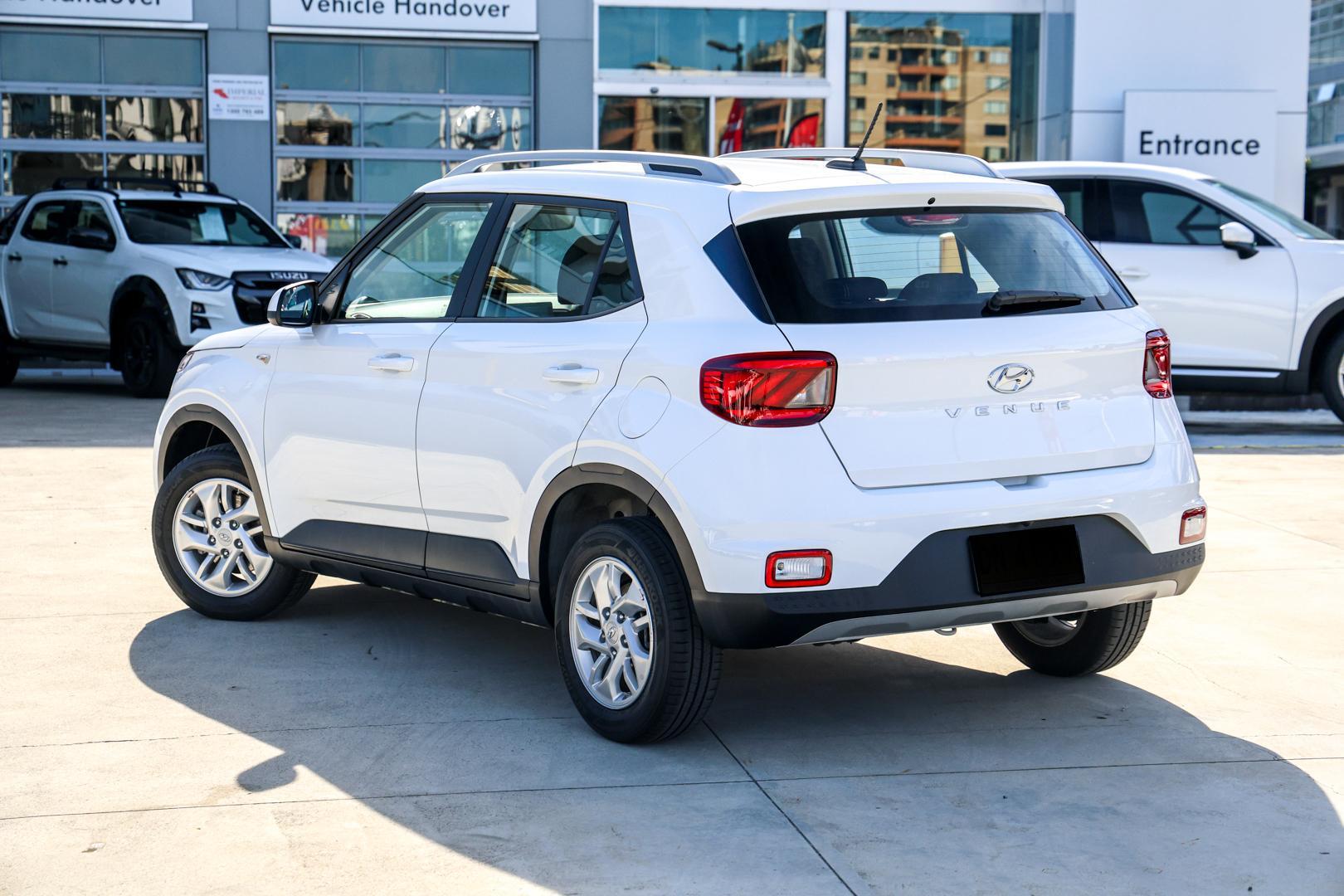 2025 Hyundai Venue Base in Polar White