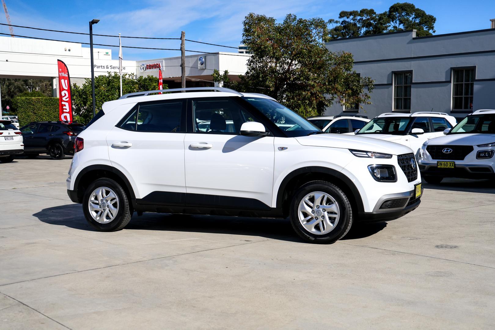 2025 Hyundai Venue Base in Polar White