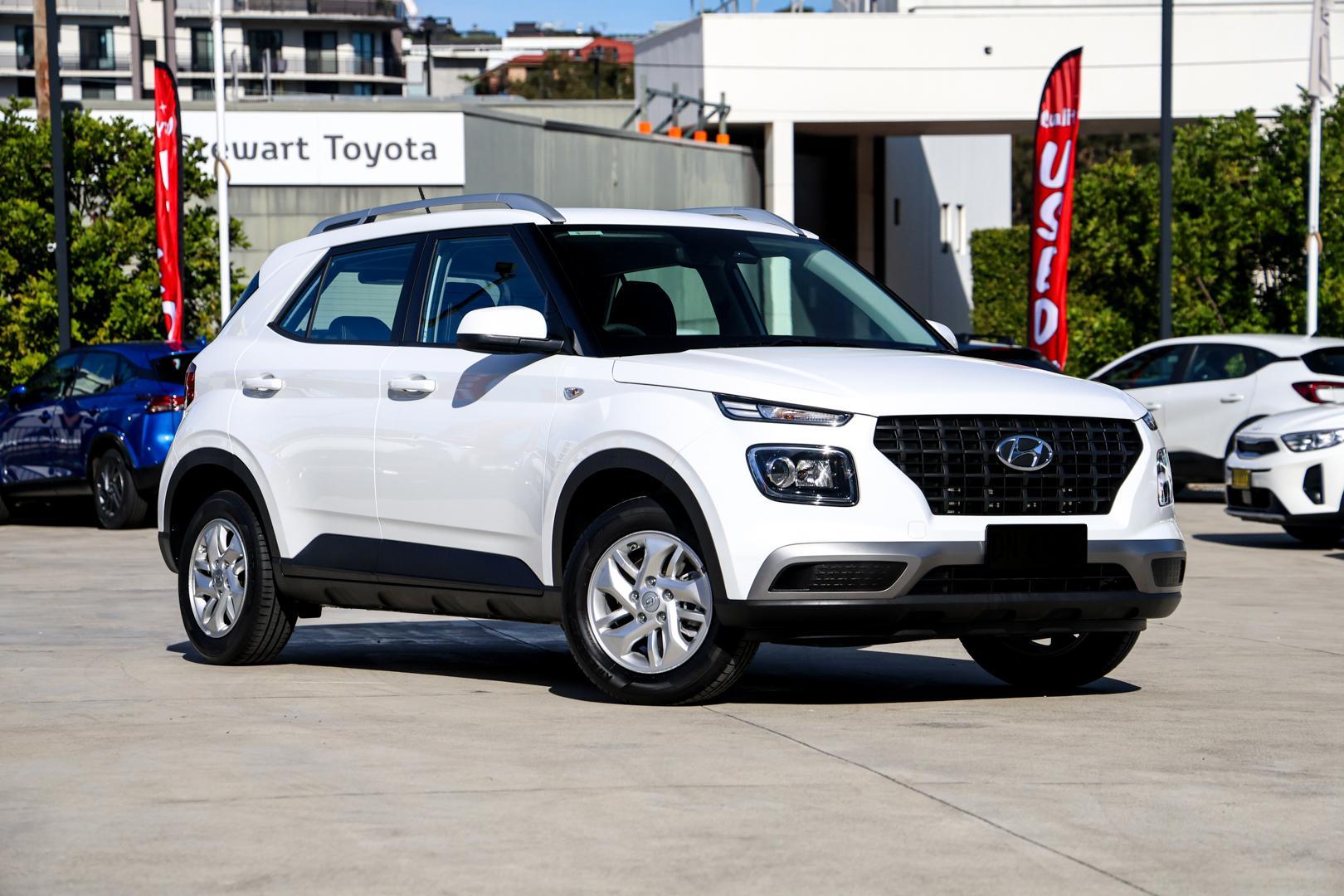 2025 Hyundai Venue Base in Polar White