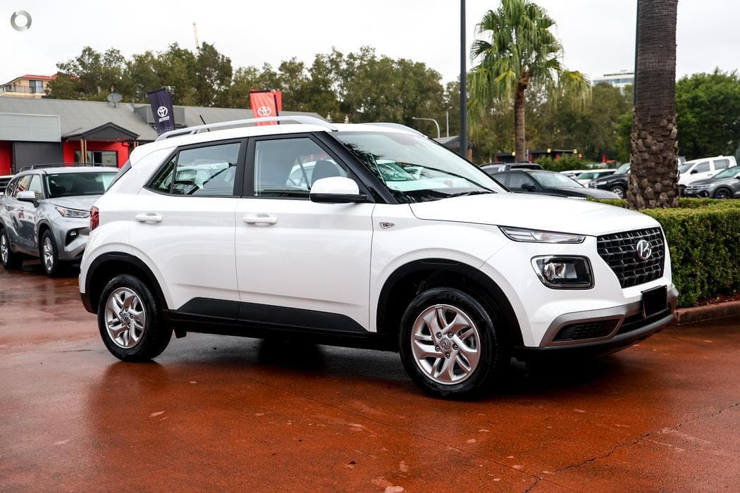 2025 Hyundai Venue Base in Polar White