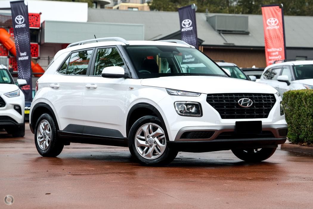 2025 Hyundai Venue Base in Polar White