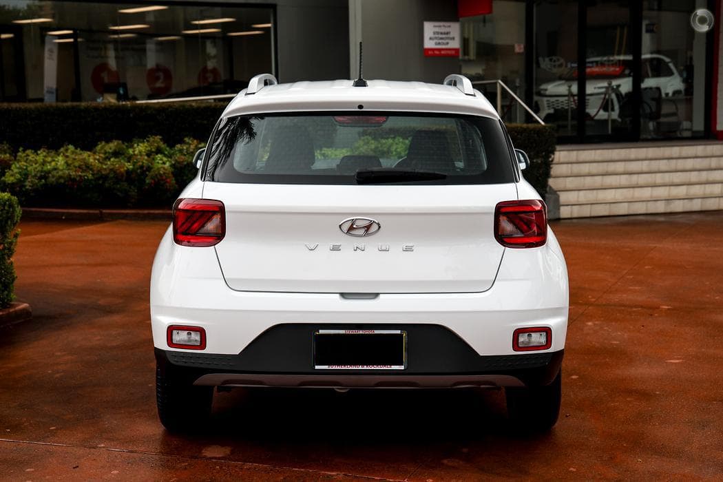 2025 Hyundai Venue Base in Polar White