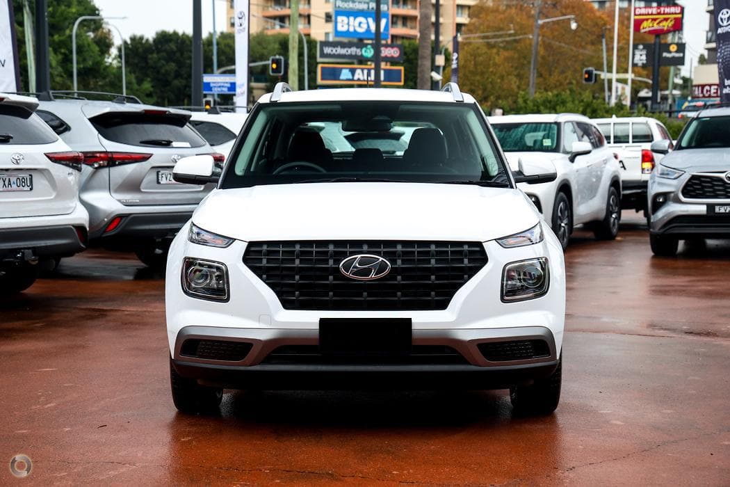 2025 Hyundai Venue Base in Polar White