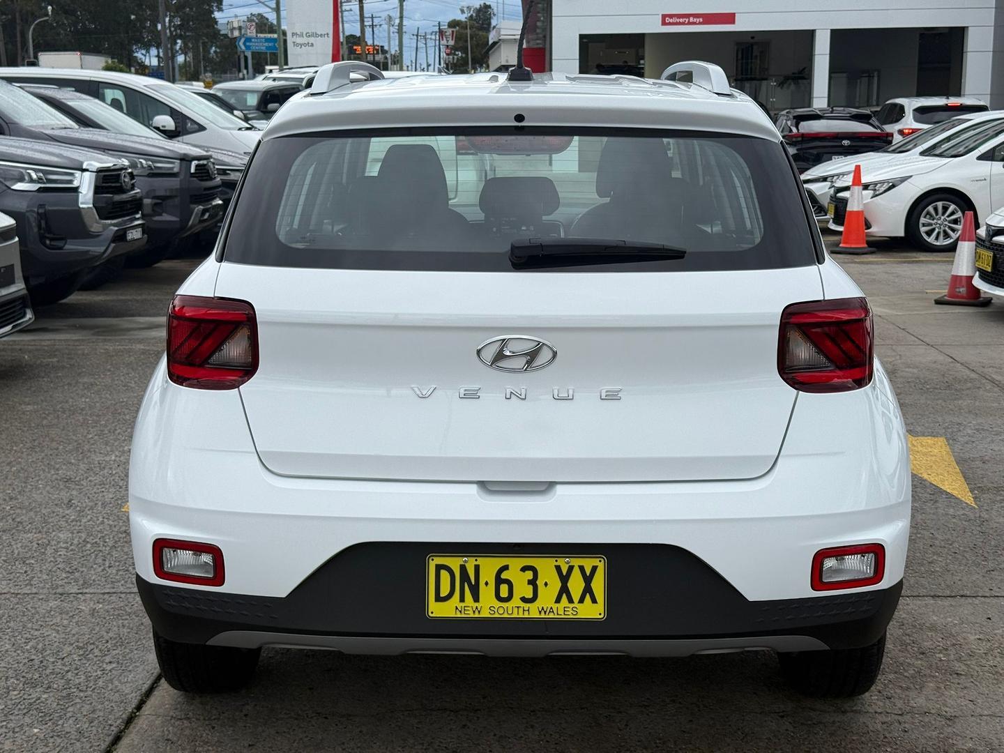2025 Hyundai Venue Base in Atlas White