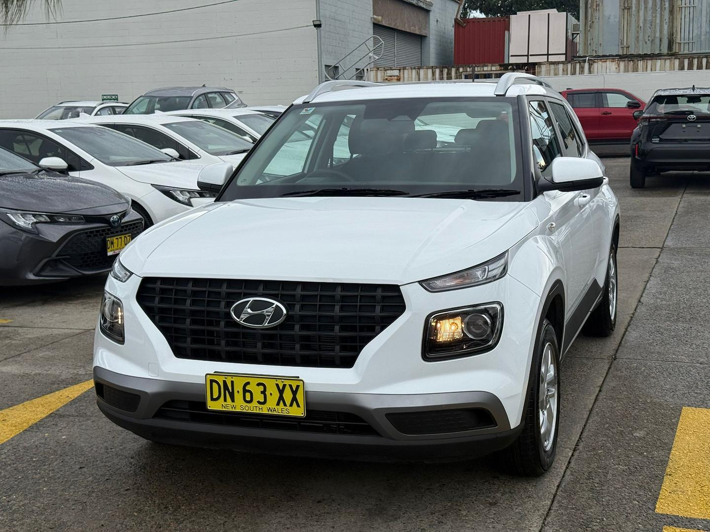 2025 Hyundai Venue Base in Atlas White