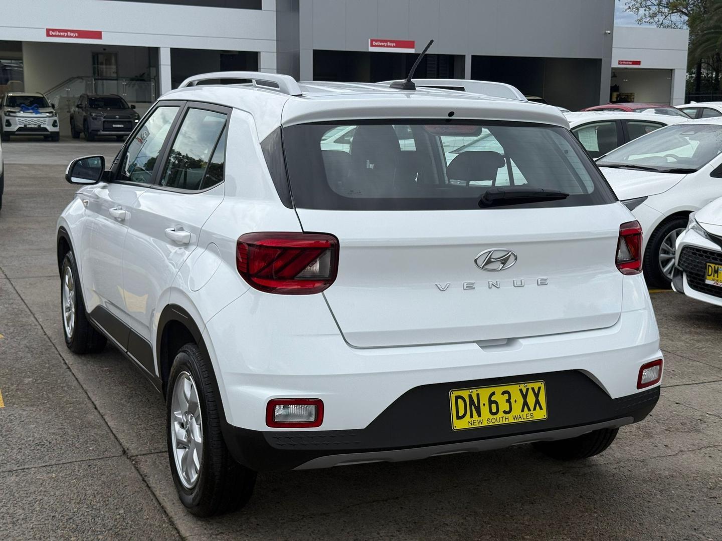 2025 Hyundai Venue Base in Atlas White