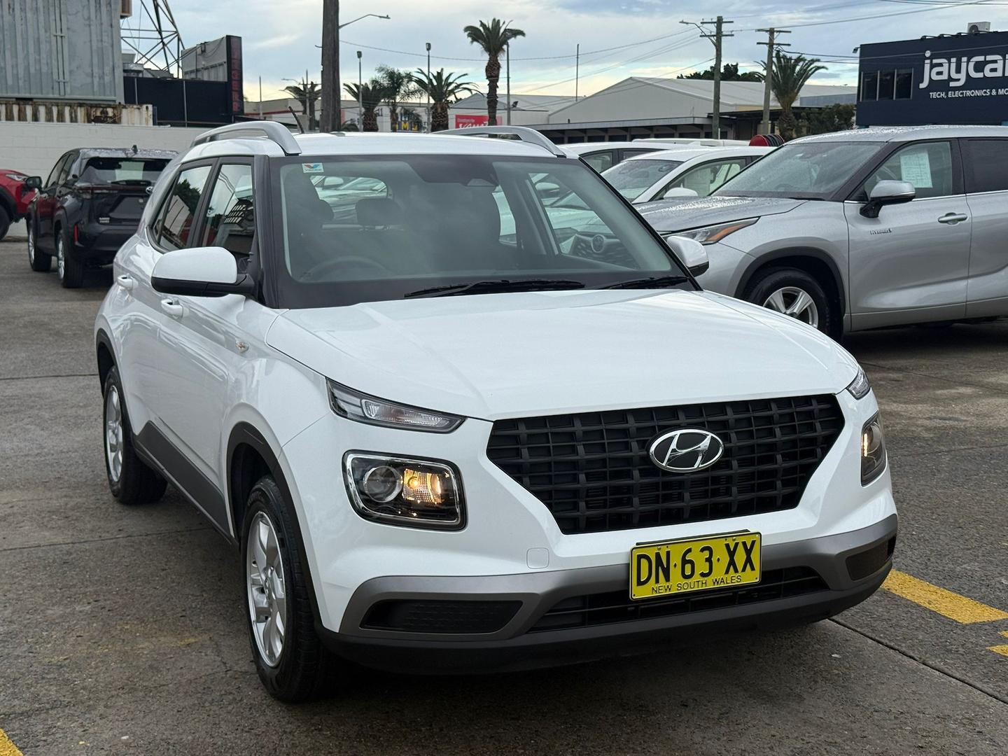 2025 Hyundai Venue Base in Atlas White