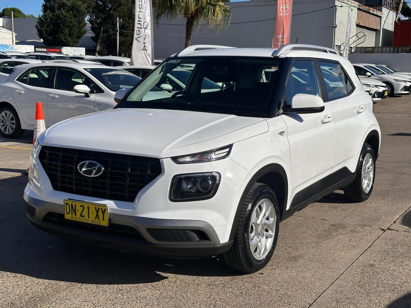 2025 Hyundai Venue Base in Atlas White