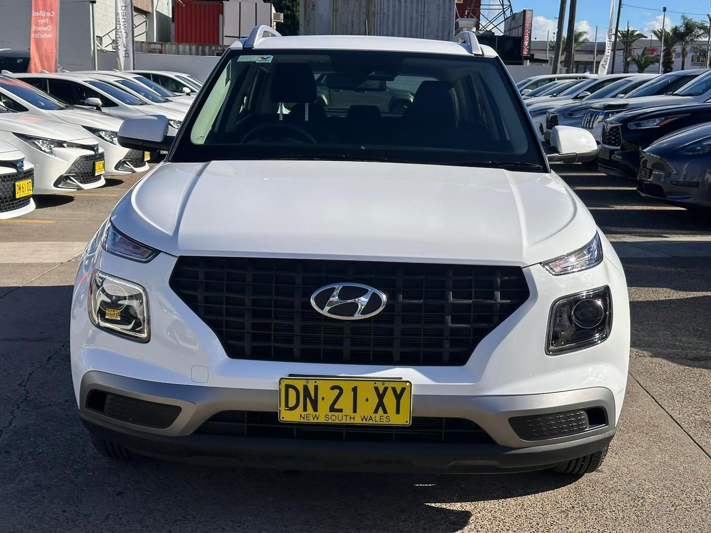 2025 Hyundai Venue Base in Atlas White