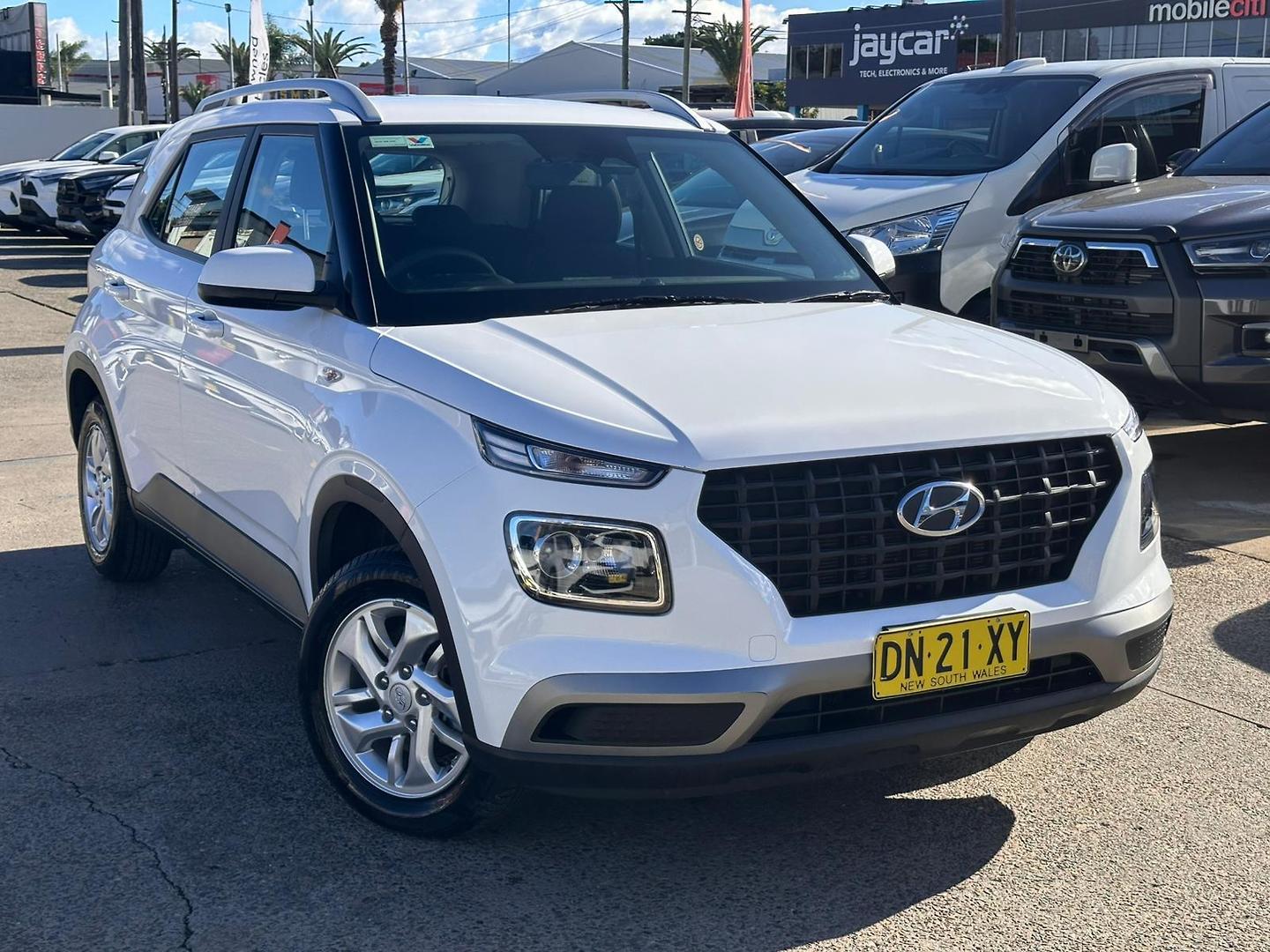 2025 Hyundai Venue Base in Atlas White