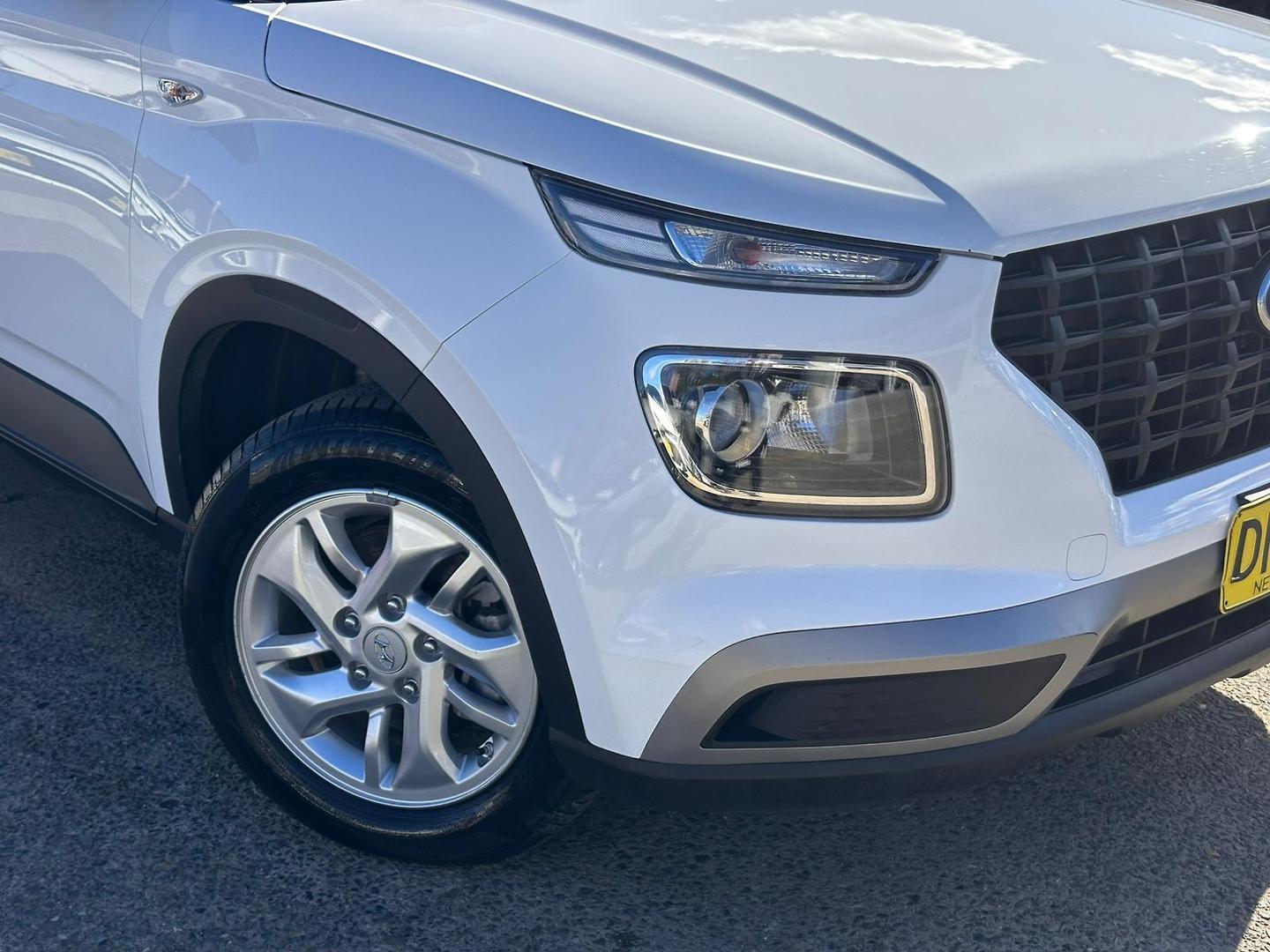 2025 Hyundai Venue Base in Atlas White