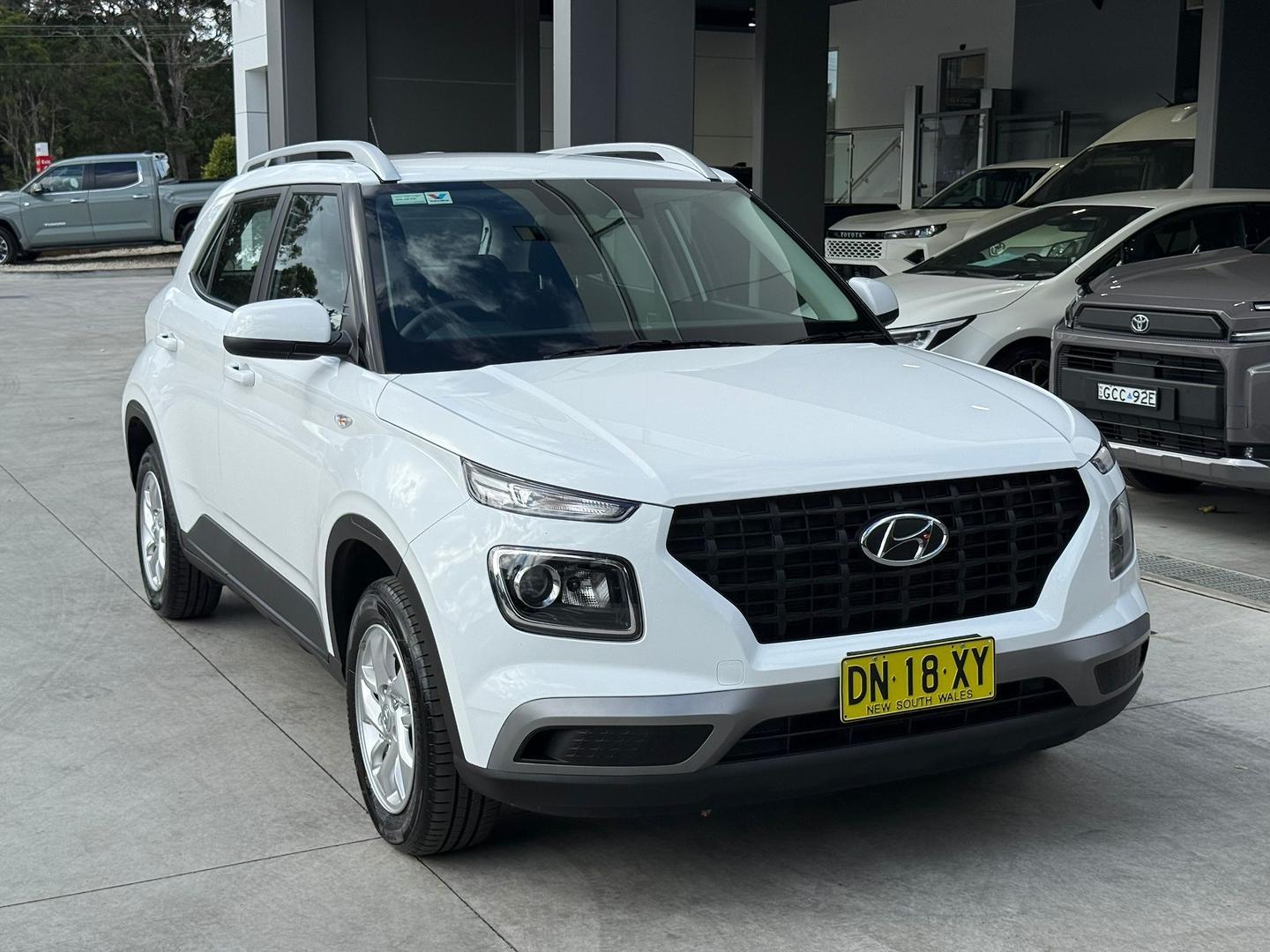 2025 Hyundai Venue Base in Atlas White