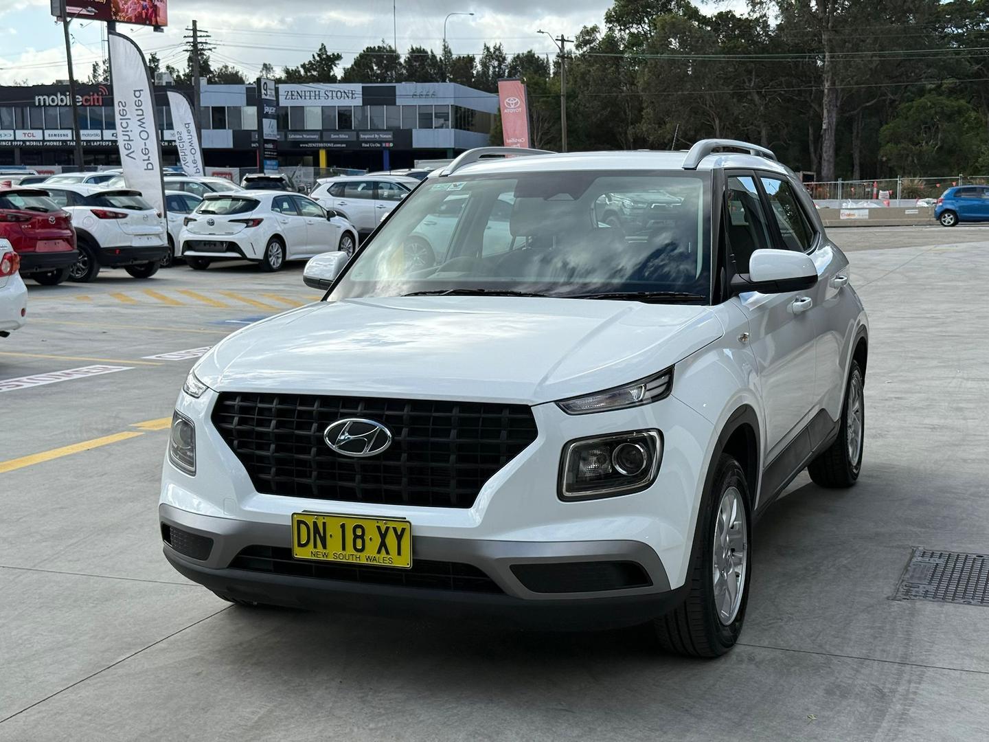 2025 Hyundai Venue Base in Atlas White