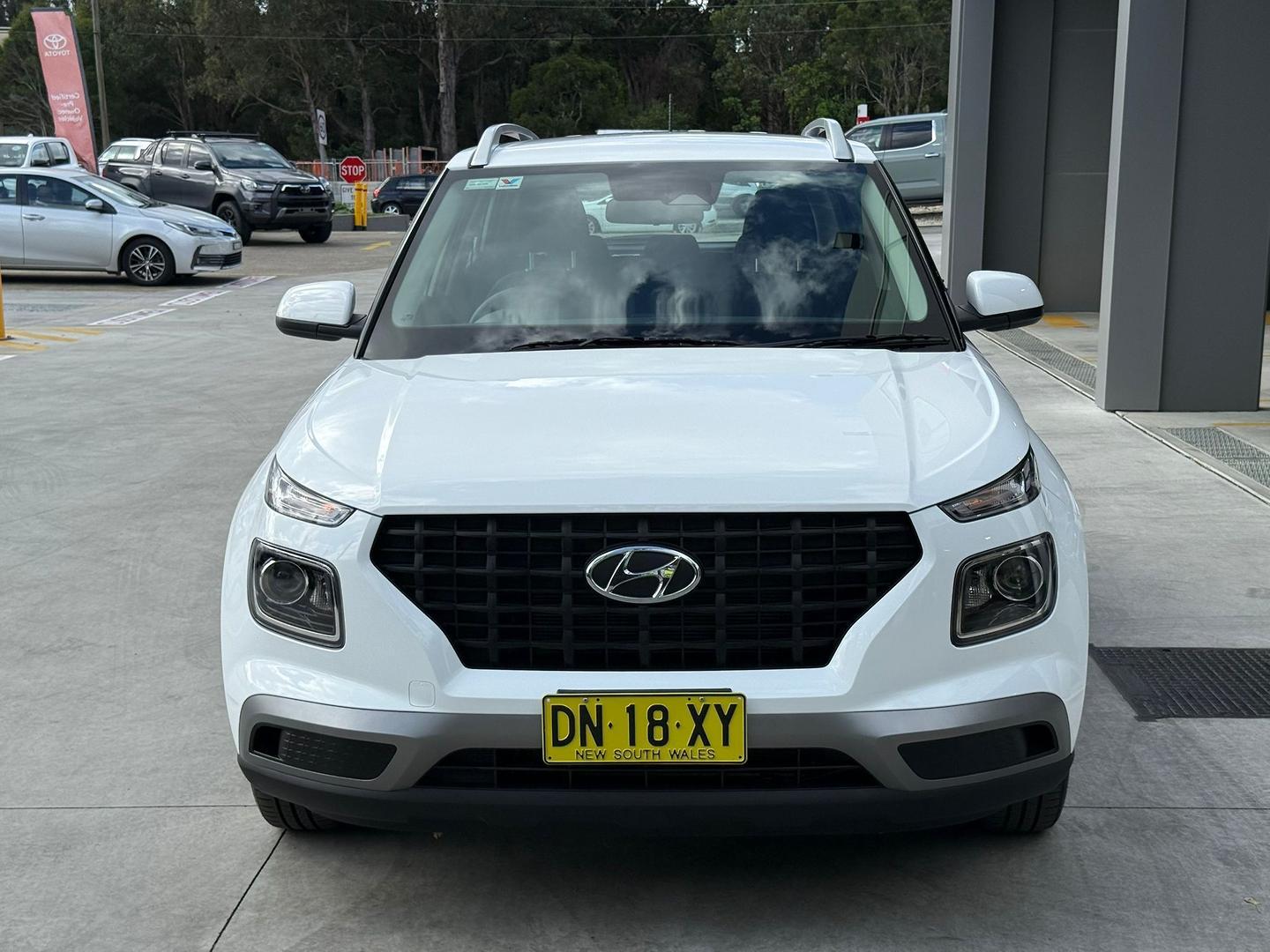 2025 Hyundai Venue Base in Atlas White