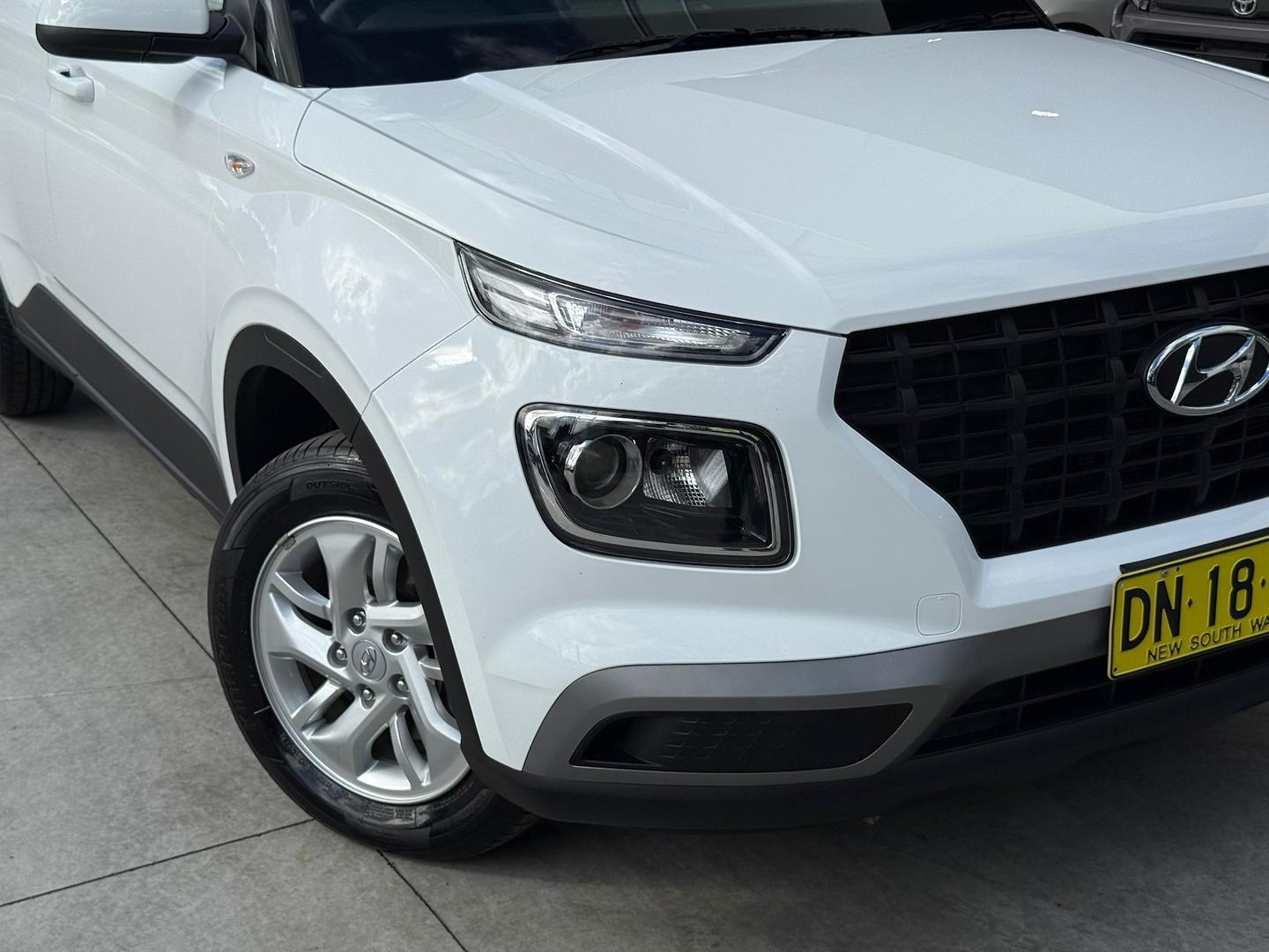 2025 Hyundai Venue Base in Atlas White
