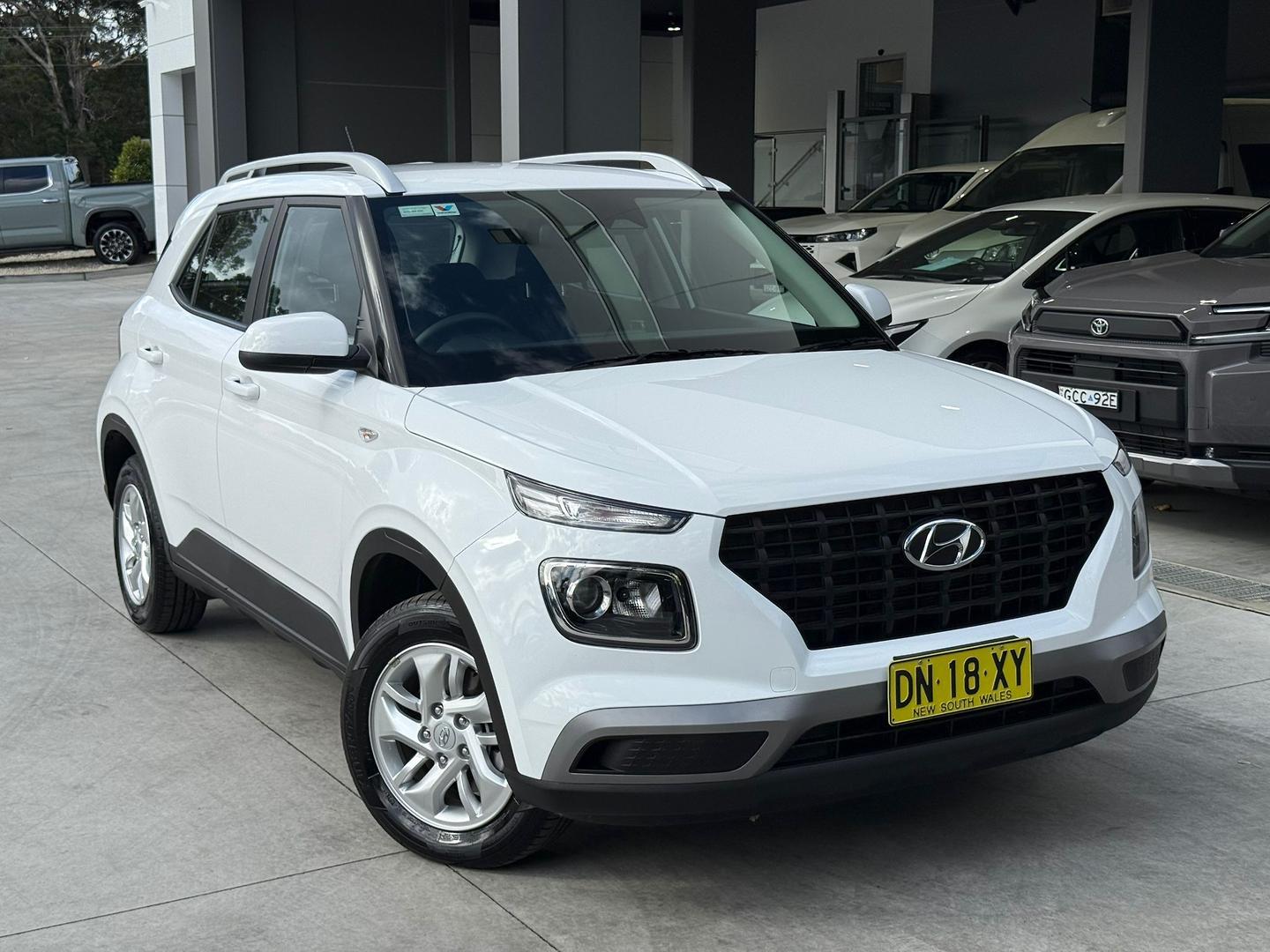 2025 Hyundai Venue Base in Atlas White