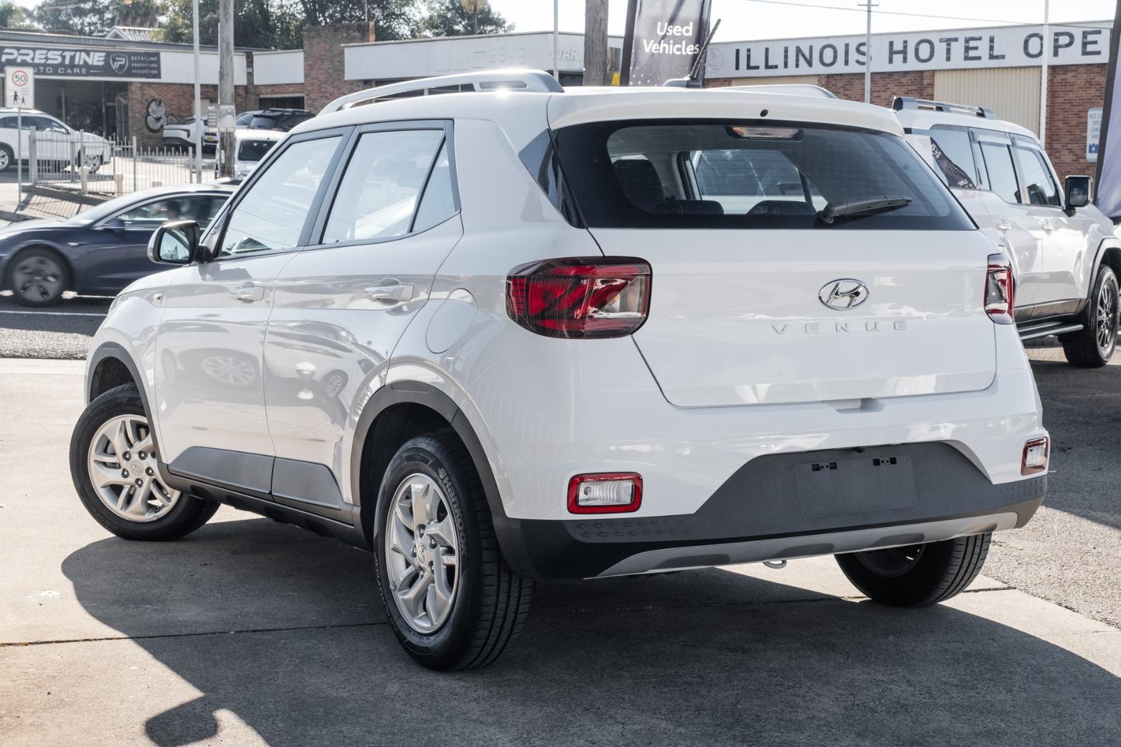 2025 Hyundai Venue Base in Atlas White