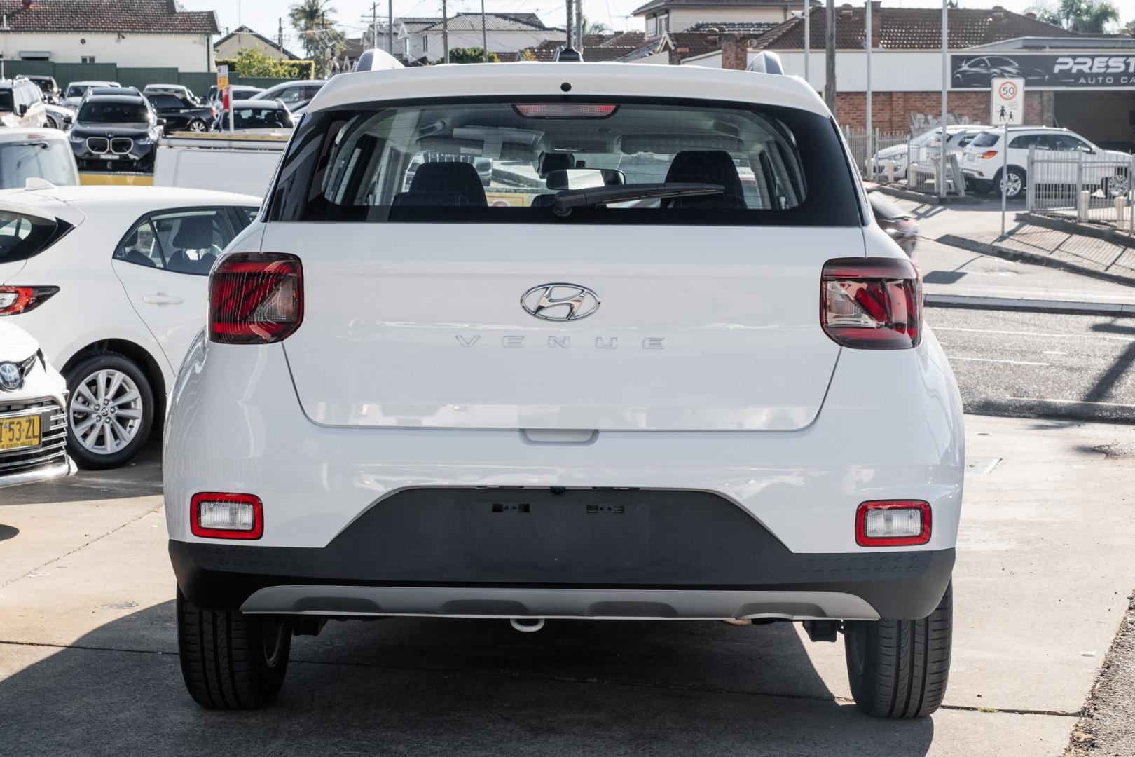 2025 Hyundai Venue Base in Atlas White