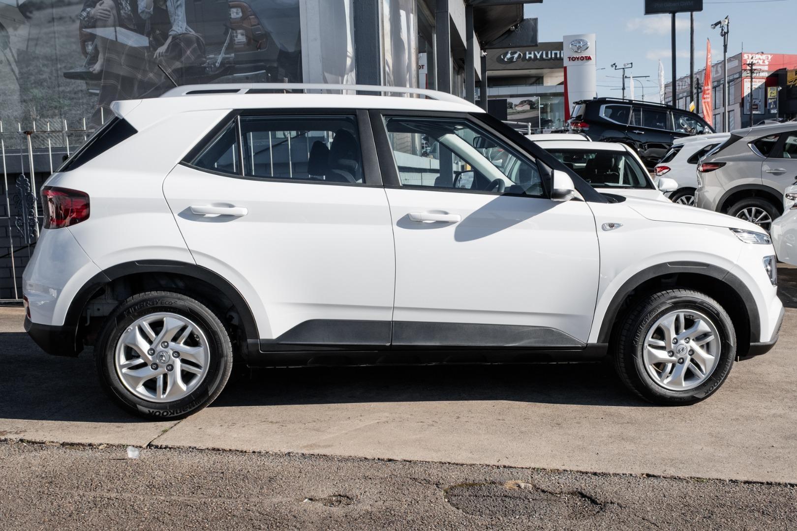 2025 Hyundai Venue Base in Atlas White