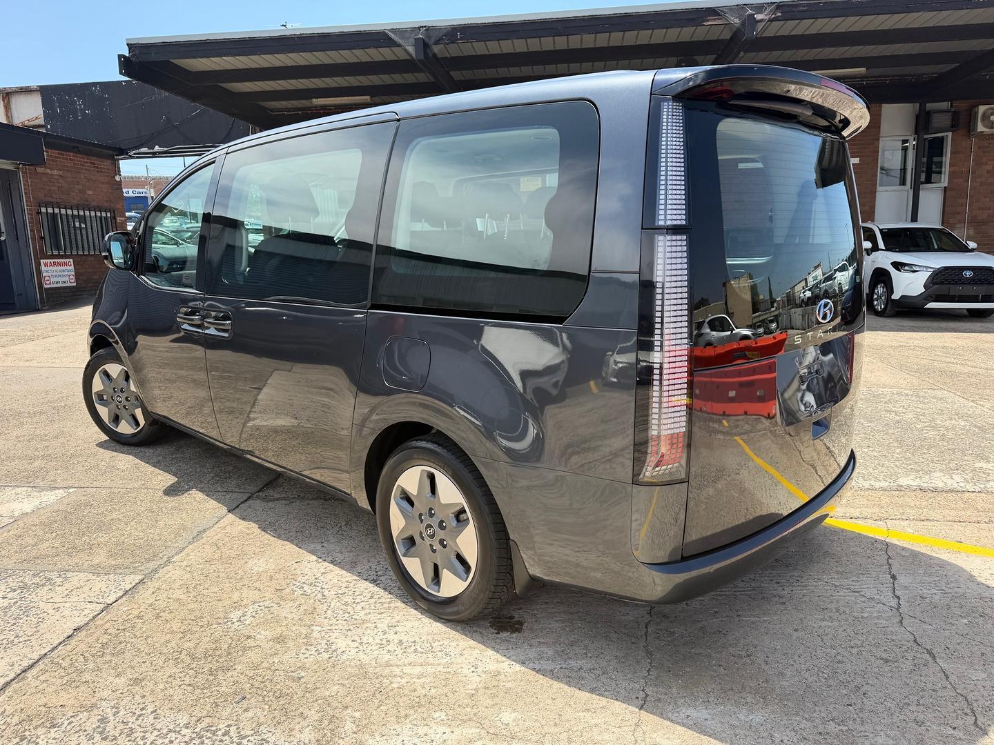 2022 Hyundai STARIA Base in Olivine Gray