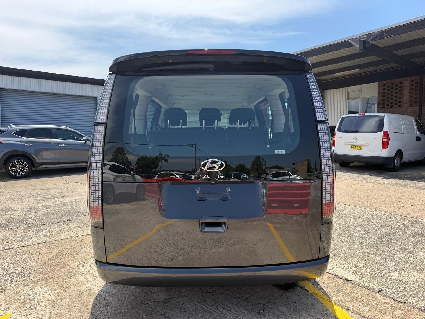 2022 Hyundai STARIA Base in Olivine Gray