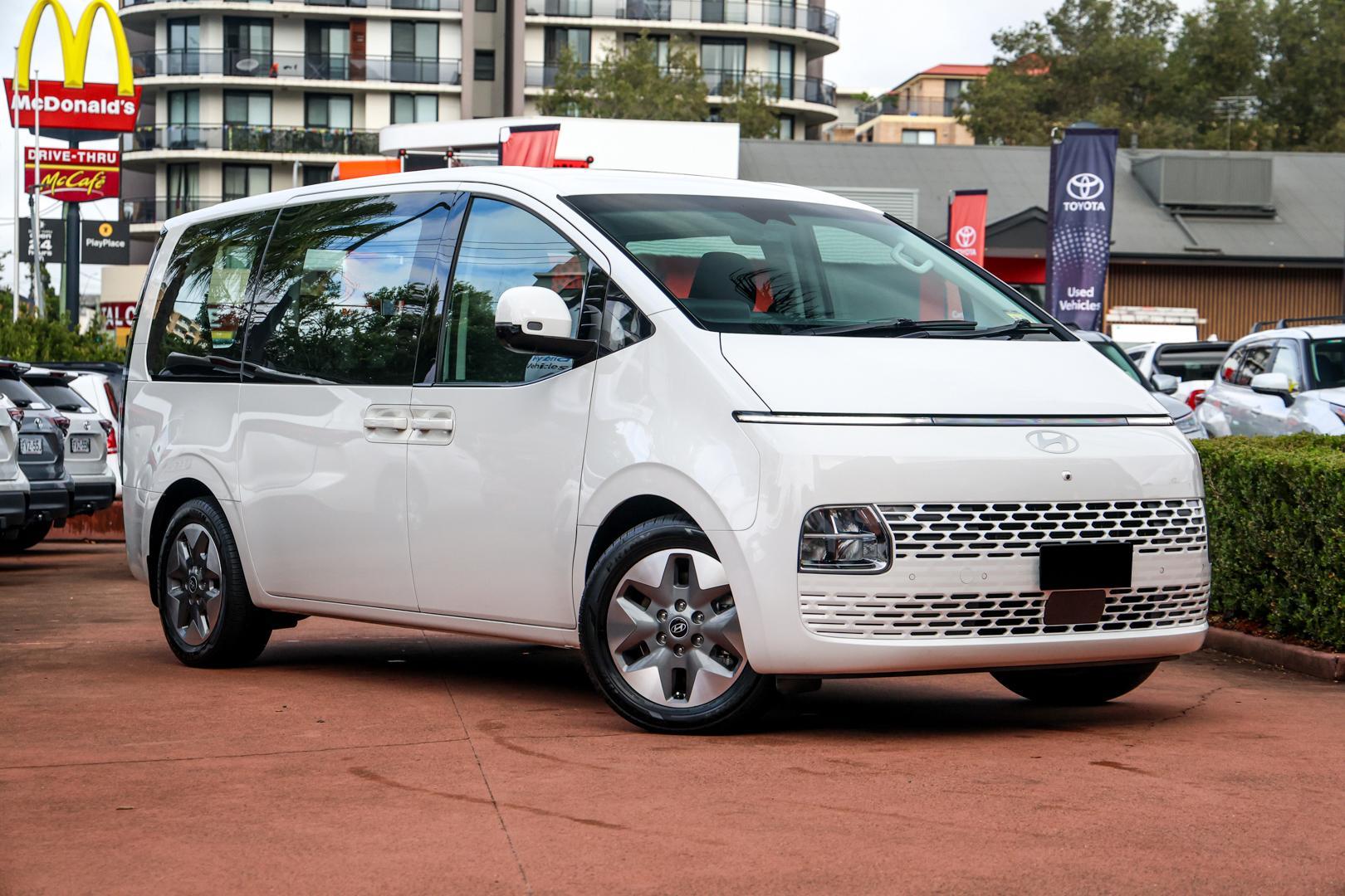 2024 Hyundai STARIA Base in Creamy White