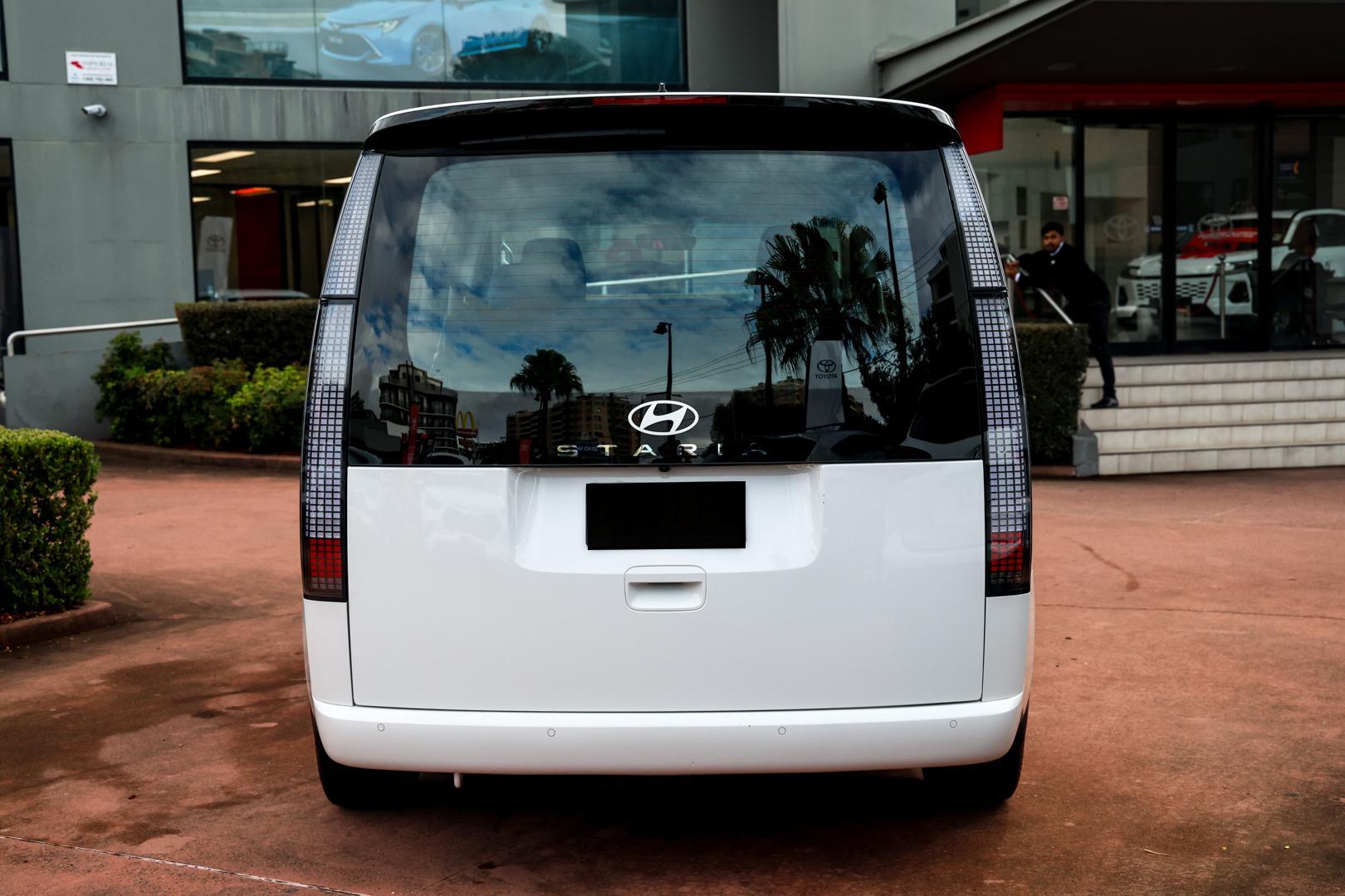 2024 Hyundai STARIA Base in Creamy White