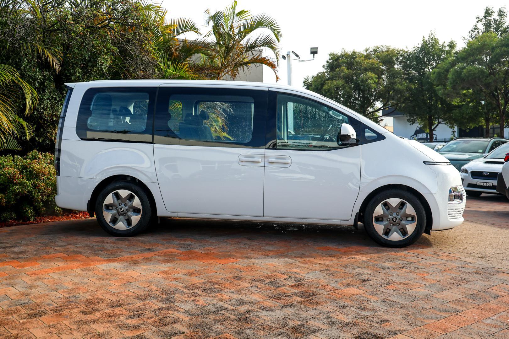 2024 Hyundai STARIA Base in Creamy White